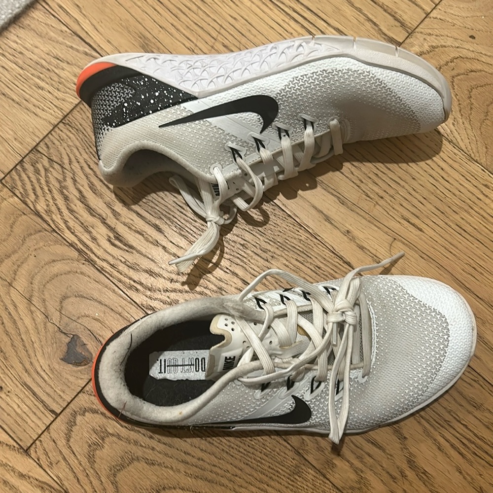 Metcon 4 women’s white shoes size 6